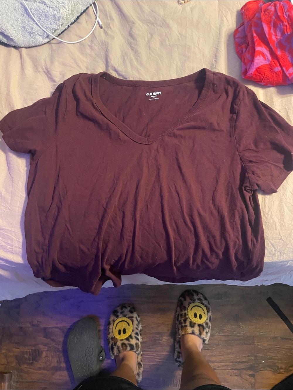 Old Navy Women's Short-Sleeve V-Neck Tee in Burgundy